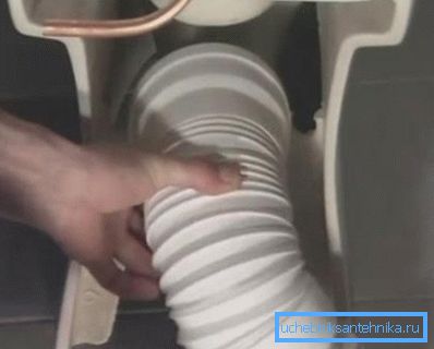 Присоединение унитаза ко второму концу гофрированной манжеты Присоединение унитаза ко второму концу гофрированной манжеты