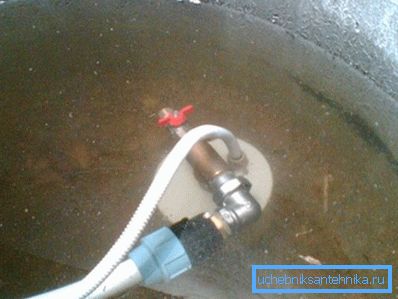 Приямок залит дождевой водой. Приямок залит дождевой водой.