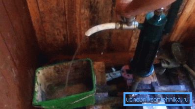 Прокачиваем воду до появления прозрачной струи. Прокачиваем воду до появления прозрачной струи.