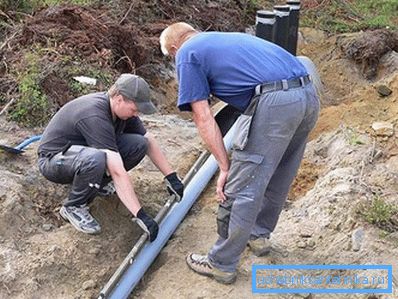 Проверка уклона канализационной трубы