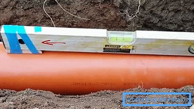 Проверка уровнем с прикрепленной дощечкой
