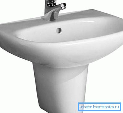 Раковина с полупьедесталом смотрится очень оригинально