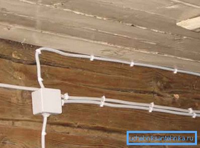 Разводка проводов в деревянном доме должна осуществляться с использованием защитных кожухов