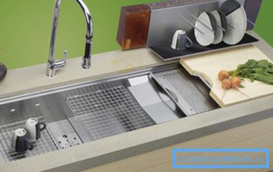 Решетки и разделочные доски – эти аксессуары для кухонной мойки сделают обстановку еще удобнее