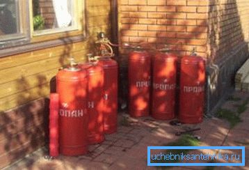 Роль газгольдера выполняют несколько газовых баллонов