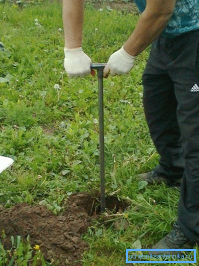 Ручным буром ямы делать очень удобно Ручным буром ямы делать очень удобно