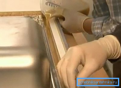 С нижней стороны стабилизируем мойку клеем С нижней стороны стабилизируем мойку клеем