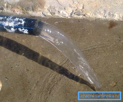 Сливающуюся воду следует отвести как можно дальше. Сливающуюся воду следует отвести как можно дальше.