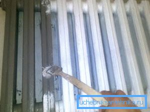 Снаружи радиатор красится в последнюю очередь Снаружи радиатор красится в последнюю очередь