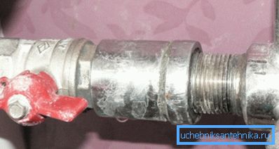 Специальная соединительная муфта, которая обеспечивает правильный переход от одного типа труб на другой