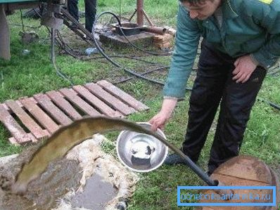 Способ требует наличия большого количества рабочей жидкости для работы насосов. При отсутствии таковой, можно приобрести пластиковую емкость нужного объема в магазине и установить ее на участке.