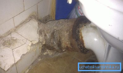 Старые чугунные изделия заменить очень сложно – этот процесс требует демонтажа большей части канализационной системы