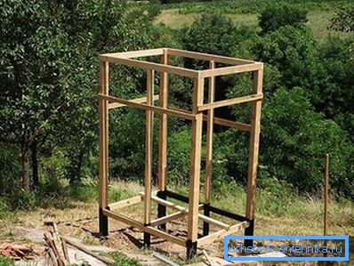 Ставим верхнюю обвязку и горизонтальные перемычки.