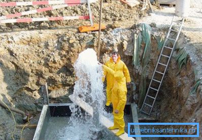 Струя воды из скважины Струя воды из скважины