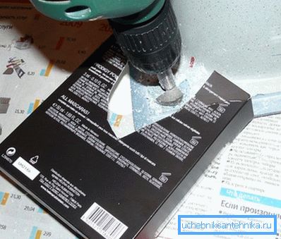 Сверление мойки из искусственного камня с помощью дрели Сверление мойки из искусственного камня с помощью дрели