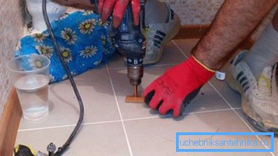 Сверлить отверстия лучше перфоратором со специальным сверлом Сверлить отверстия лучше перфоратором со специальным сверлом