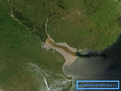 текущая вода неизбежно несет с собой ил
