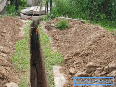 Траншея должна быть достаточно глубокой, поскольку только так можно защитить трубы от замерзания зимой и снизить вероятность механического повреждения Траншея должна быть достаточно глубокой, поскольку только так можно защитить трубы от замерзания зимой и снизить вероятность механического повреждения