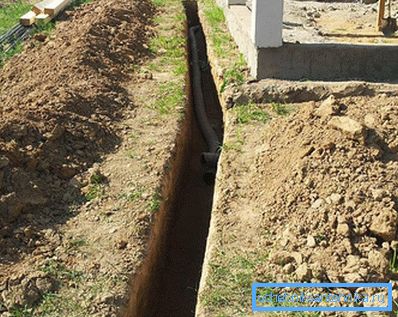 Укладка в траншею дренажной трубы