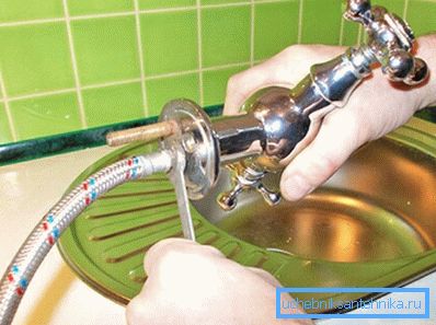 Установка кухонного смесителя не требует специальных инструментов Установка кухонного смесителя не требует специальных инструментов
