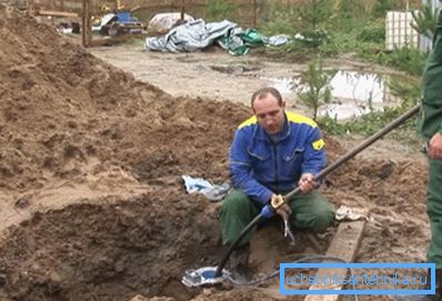 Установка производится при помощи вспомогательной штанги Установка производится при помощи вспомогательной штанги