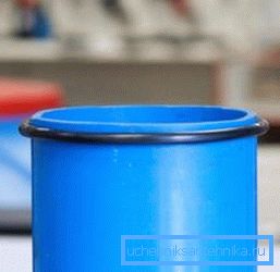 Установку защитного устройства начинают с установки уплотнительного кольца, которое одевают на край обсадной трубы.
