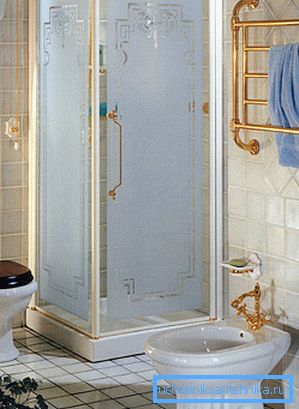 Установленный душевой уголок со сторонами 90 см