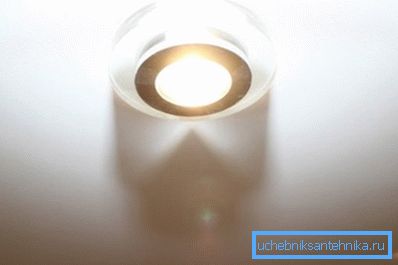 Установленный потолочный светильник