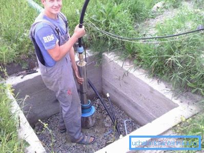 Устройство аккуратно погружают в трубу скважины. Устройство аккуратно погружают в трубу скважины.