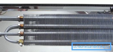Устройство конвектора: трубки с теплоносителем и теплообменные пластины Устройство конвектора: трубки с теплоносителем и теплообменные пластины