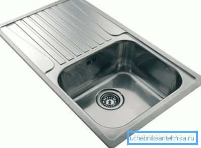 Узкая мойка для кухни с крылом занимает весьма большое пространство Узкая мойка для кухни с крылом занимает весьма большое пространство