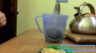 В растворе из лимонной кислоты В растворе из лимонной кислоты