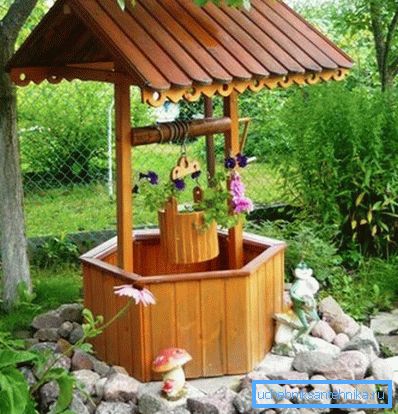 Верхняя часть колодца, изготовленная из бруса Верхняя часть колодца, изготовленная из бруса