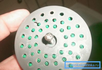 Винт прятался под пластиковой заглушкой.