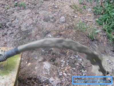 Вначале из скважины выкачивается очень грязная вода Вначале из скважины выкачивается очень грязная вода