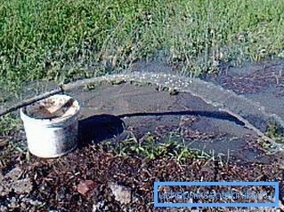 Воду сливаем как можно дальше от конструкции Воду сливаем как можно дальше от конструкции