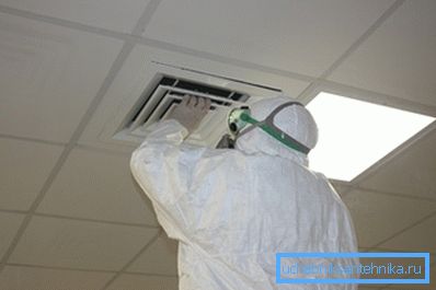 Все работы необходимо производить в специальных защитных костюмах и при наличии исправных индивидуальных средств, препятствующих заражению Все работы необходимо производить в специальных защитных костюмах и при наличии исправных индивидуальных средств, препятствующих заражению
