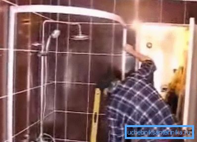 Вставляем дверную коробку в направляющие Вставляем дверную коробку в направляющие