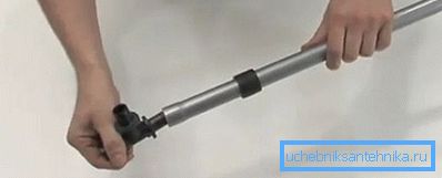 Вставляем фитинг в отверстие. Вставляем фитинг в отверстие.