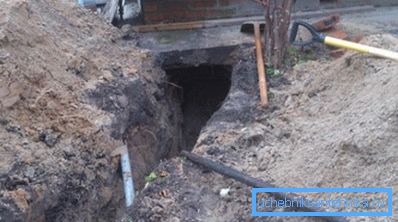 Ввод в дом лучше всего производить на уровне цокольного этажа или делать небольшой подкоп под фундамент Ввод в дом лучше всего производить на уровне цокольного этажа или делать небольшой подкоп под фундамент