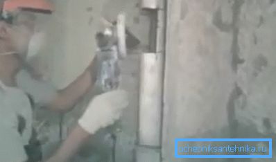 Вырезаем фрагмент стояка Вырезаем фрагмент стояка