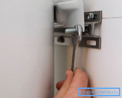 Устанавливаем водонагреватель на монтажную планку