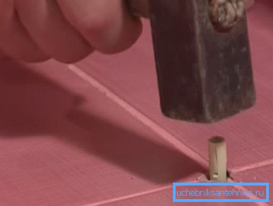 Забиваем дюбеля в отверстия. Забиваем дюбеля в отверстия.