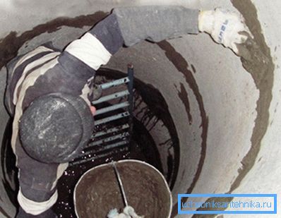 Заделываем стыки между кольцами цементным раствором.