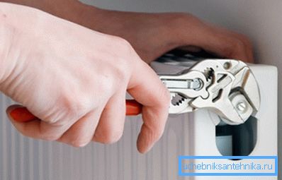 Закручиваем заглушку.