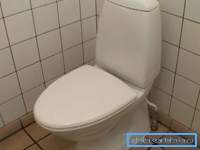 Закрытая крышка не позволит бактериям разлететься по туалетной комнате Закрытая крышка не позволит бактериям разлететься по туалетной комнате