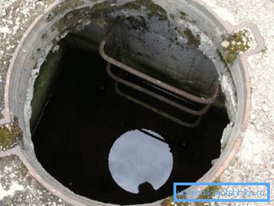 Затопленная шахта смотрового колодца Затопленная шахта смотрового колодца