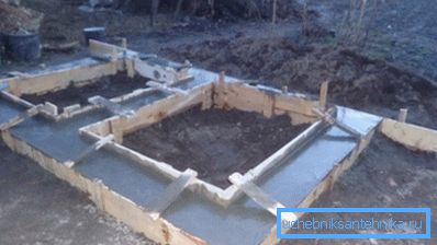 Желательно сделать небольшую опалубку, чтобы основание было на 10-20 см выше уровня земли Желательно сделать небольшую опалубку, чтобы основание было на 10-20 см выше уровня земли