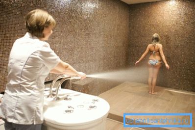 Специалист распыляет струю